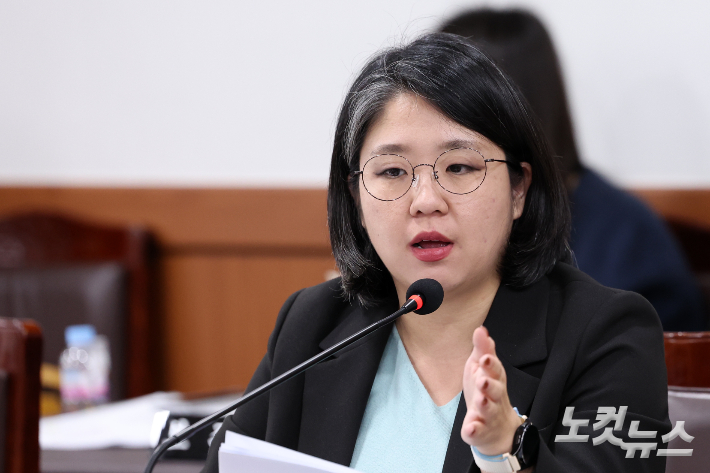 지난 24일 열린 강원경찰청 국정감사에서 최준호 강원교육청 정책협력관 사건 관련 질의하는 기본소득당 용혜인(비례) 국회의원. 구본호 기자