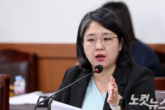 지난 24일 열린 강원경찰청 국정감사에서 최준호 강원교육청 정책협력관 사건 관련 질의하는 기본소득당 용혜인(비례) 국회의원. 구본호 기자