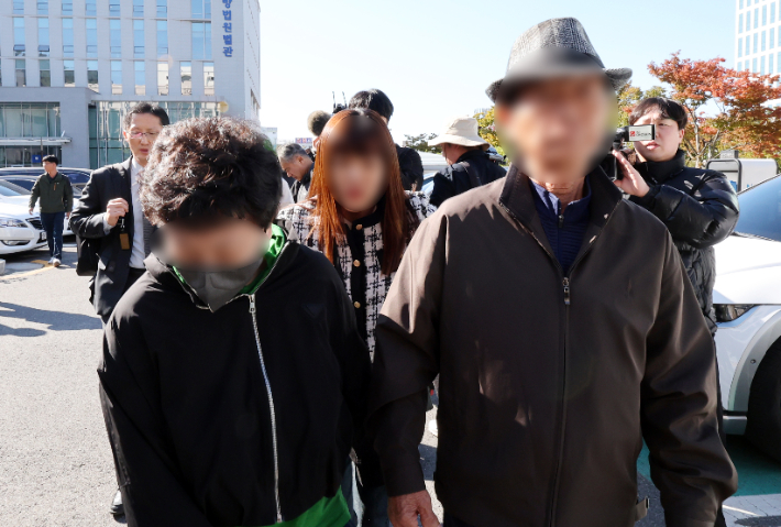 청산가리 막걸리 사건 재심 선고공판이 열리는 28일 오후 광주 동구 광주고등법원 앞에서 피고인 부녀가 법정 안으로 이동하고 있다. 연합뉴스