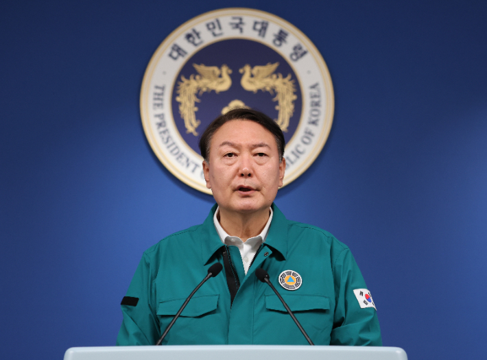 윤석열 전 대통령이 용산 대통령실 청사 브리핑룸에서 대국민 담화를 발표하는 모습. 연합뉴스
