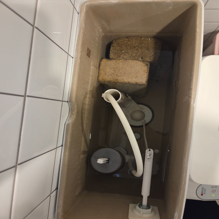 변기 절수를 위해 벽돌을 넣은 강릉의 한 음식점. 독자 제공