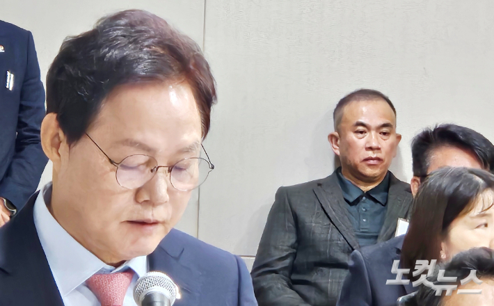 박완수 경남지사와 명태균씨. 이형탁 기자