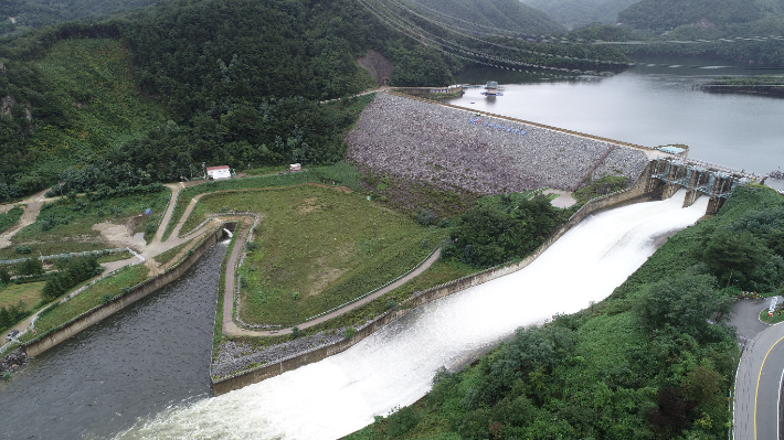 강릉 오봉저수지 방류. 연합뉴스