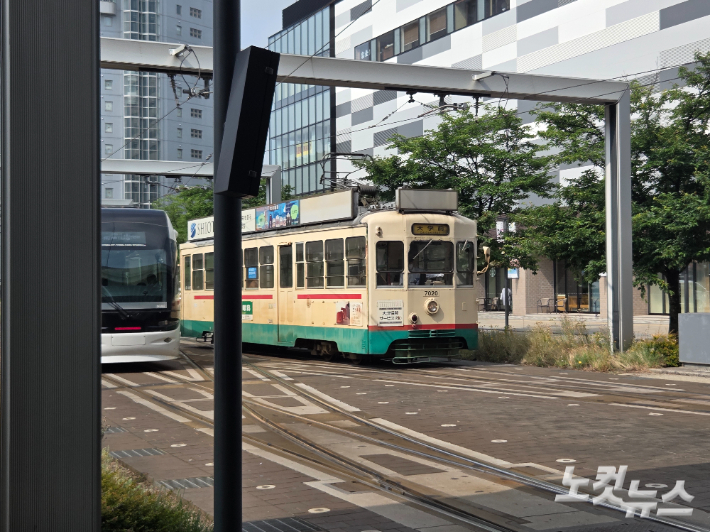 도야마 시내를 달리는 트램. 유대용 기자