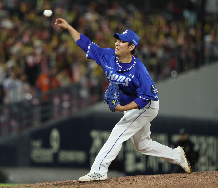 지난해 10월 23일 광주 기아챔피언스필드에서 열린 2024 신한 SOL뱅크 KBO 포스트시즌 한국시리즈 2차전 삼성 라이온즈와 KIA 타이거즈의 경기. 3회말 교체 투입된 삼성 송은범이 역투하고 있다. 연합뉴스