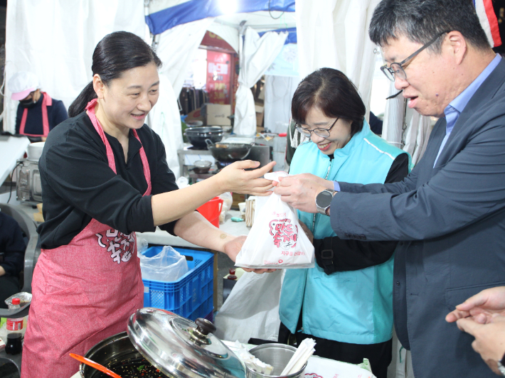 10월 24일부터 26일까지 강원도 원주시 중앙동 전통시장 일원에서 개최된 '2025 원주만두축제' 모습. 건보공단 제공