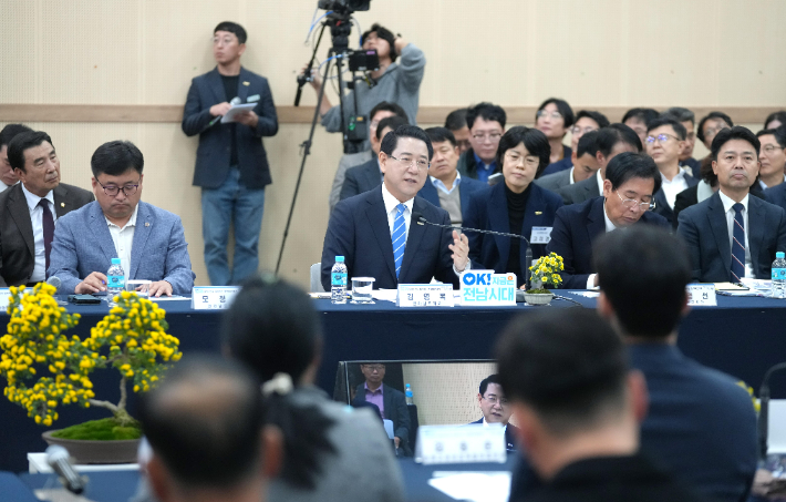 김영록 전라남도지사가 28일 함평 어울림커뮤니티센터에서 열린 '함평군 정책비전 투어'행사에 참석해 토론을 주재하고 미래 비전 및 정책현안 등 지역 발전에 대한 의견과 제안에 대한 질문에 답변을 하고 있다. 전라남도 제공