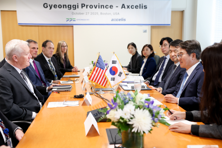 김동연 경기지사를 비롯한 경기도 대표단이 27일(현지시간) 미국 보스톤 엑셀리스(AXcelis)사와 투자 협약하기 앞서 면담하는 모습. 경기도 제공