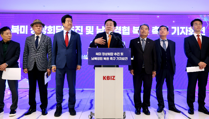 김기문(가운데) 중소기업중앙회 회장이 28일 열린 '북미 정상회담 추진 및 남북경협 복원 촉구 긴급 기자회견'에서 취재진 질의에 답하고 있다. 중기중앙회 제공