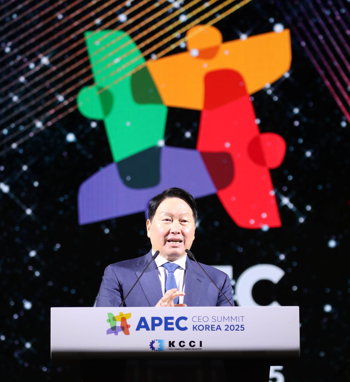 28일 오후 경주 화랑마을 어울마당에서 열린 '2025 APEC CEO 서밋' 환영만찬에서 최태원 대한상의 회장이 개회사를 하고 있다. 대한상공회의소 제공