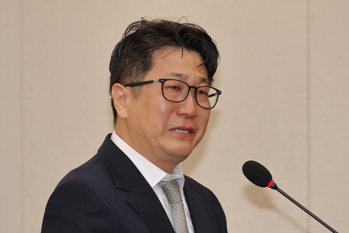 눈물 흘리는 문지석 검사     (서울=연합뉴스) 류영석 기자 = 15일 서울 여의도 국회에서 열린 고용노동부에 대한 기후에너지환경고용노동위원회 국정감사에서 참고인 신분으로 출석한 문지석 검사가 쿠팡cfs 관련 질의에 답변하던 중 눈물을 흘리고 있다. 2025.10.15     ondol@yna.co.kr (끝)   <저작권자(c) 연합뉴스, 무단 전재-재배포, AI 학습 및 활용 금지> 연합뉴스