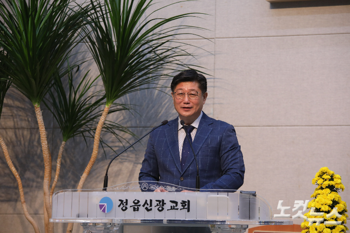 신임 회장 진재성 목사가 취임사를 전하며 향후 연합회 운영 방향을 밝히고 있다. 최화랑 기자
