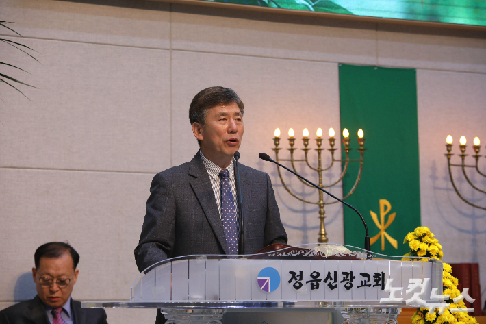 회장 안진영 목사가 개회예배를 인도하고 있다. 최화랑 기자