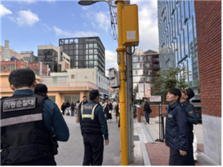 경찰이 지난 20일부터 23일까지 이뤄진 사전 범죄예방 진단 활동에서 서울 성동구 성수동에 비상벨을 추가로 설치하고 있다. 서울경찰청 제공