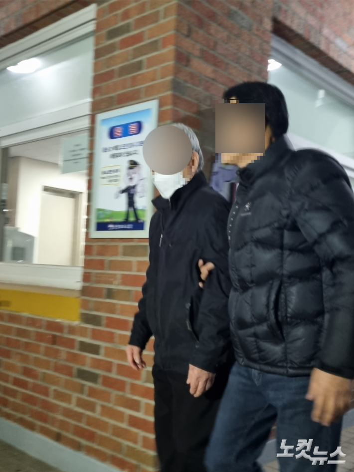 백씨(왼쪽)가 2024년 1월 순천교도소에서 석방되고 있다. 박사라 기자