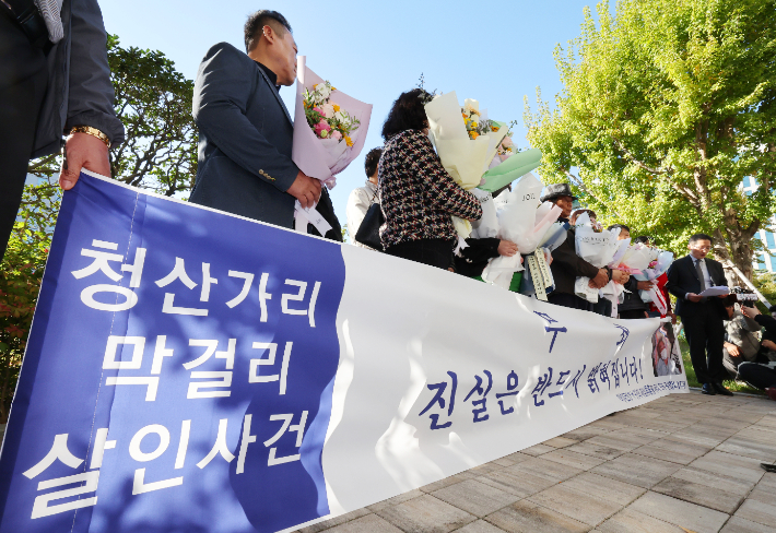 28일 오후 광주 동구 광주고등법원 앞에서 사건 발생 16년 만에 재심에서 무죄를 선고받은 청산가리 막걸리 사건 피고인들의 기자회견이 열리고 있다. 연합뉴스