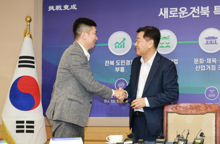 대한체육회 유승민 회장(사진 왼쪽)과 김관영 전북지사. 전북도 제공 