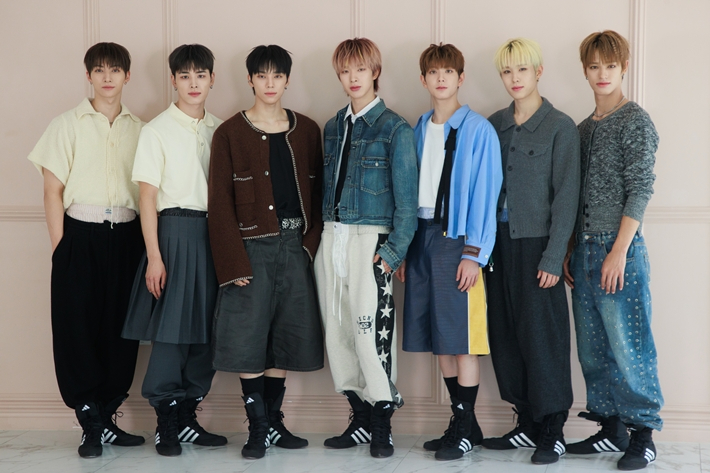 넥스지는 멤버 전원이 팬 송 '넥스트 투 미' 작사에 참여했다. 연합뉴스