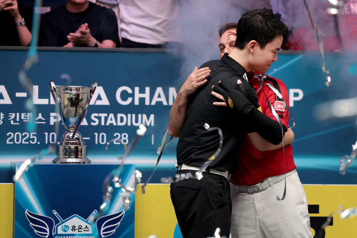 우승 뒤 김영원이 산체스와 포옹하는 모습. PBA 