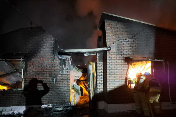 29일 오전 2시 48분쯤 화천군 간동면 간척리의 한 단독주택에서 불이 나 80대 주민이 숨지는 등 사상자 2명이 발생했다. 강원소방 제공