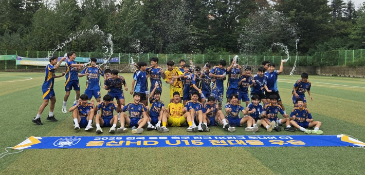 울산 동구 현대중학교 축구부 선수들이 우승을 확정짓고 기뻐하고 있다. 울산광역시교육청 제공