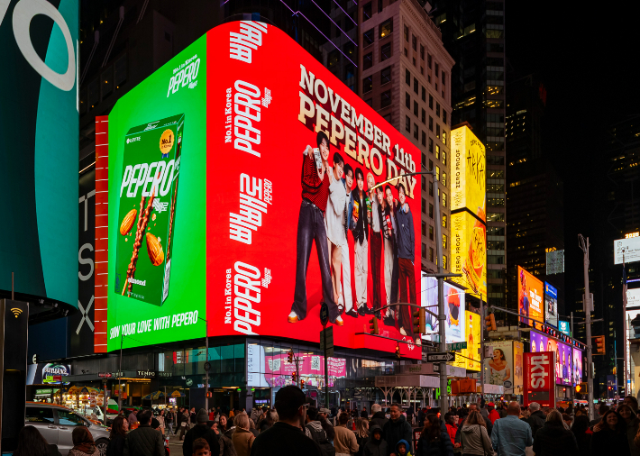 뉴욕 타임스스퀘어 'TSX 브로드웨이' 빌딩에서 송출되고 있는 빼빼로데이 글로벌 마케팅 캠페인 영상. 롯데웰푸드 제공
