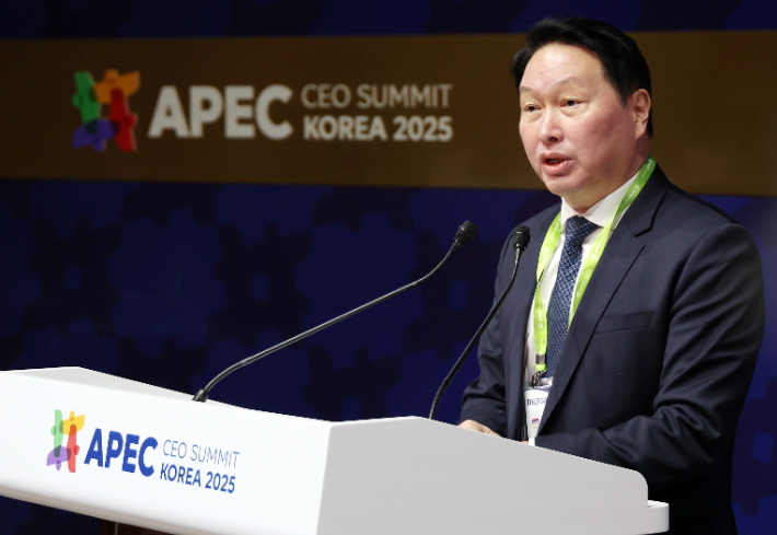 최태원 대한상공회의소 회장 겸 SK그룹 회장이 29일 경북 경주예술의전당에서 열린 'APEC CEO(최고경영자) 서밋'에서 개회사를 하고 있다. 연합뉴스