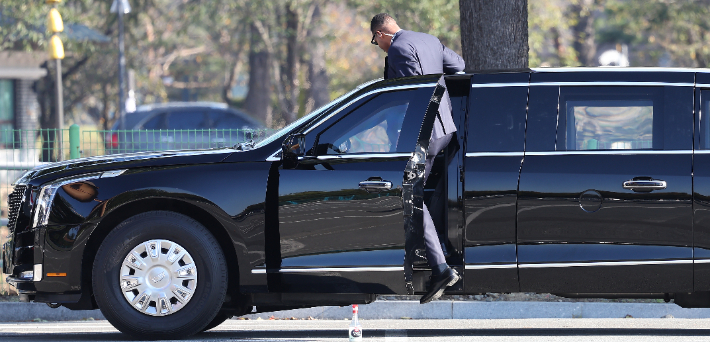 트럼프 미국 대통령이 2025 경주 아시아태평양경제협력체(APEC) 방문을 위해 방한하는 날인 29일 경북 경주시 한 임시 헬기장 인근에 미국 대통령 전용 차량인 '더 비스트'가 준비돼 있다. 연합뉴스