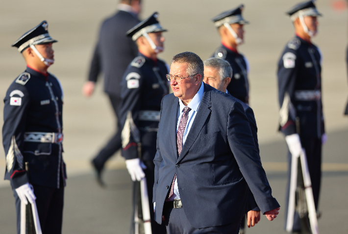경주 APEC 정상회의 참석을 위해 방한한 알렉세이 오베르추크 러시아 국제문제부총리가 29일 부산 김해국제공항에 도착하고 있다. 연합뉴스