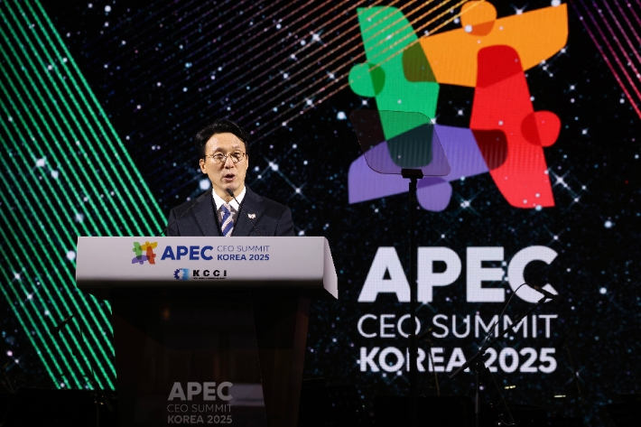 김민석 국무총리가 28일 경주 화랑마을 어울마당에서 열린 '2025 APEC CEO 서밋'의 첫 번째 공식 행사인 환영만찬에서 축사하고 있다. 총리실 제공