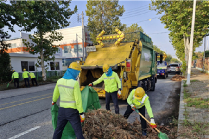군산시가 낙엽쓰레기를 수거하고 있다. 군산시 제공