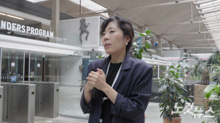 양지애 코리아스타트업센터(KSC) 파리 소장이 스테이션 F의 운영 구조를 소개하고 있다. 전남CBS