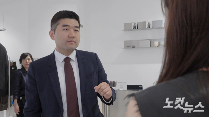 류호진 슬로크 대표가 다나야드 매장에서 직원과 이야기를 나누고 있다. 전남CBS