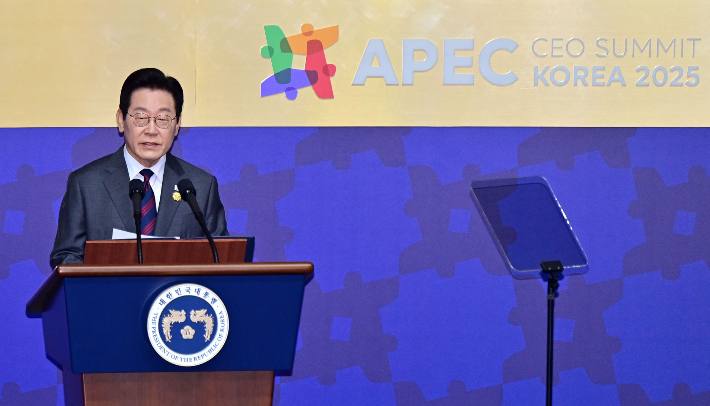 이재명 대통령이 29일 경북 경주 예술의전당에서 열린 'APEC CEO(최고경영자) 서밋' 개회식에서 특별연설을 하고 있다. 연합뉴스