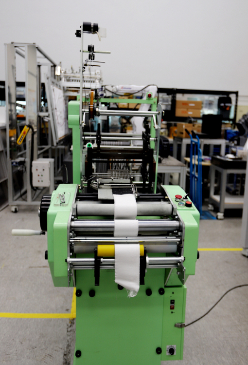 기계연 연구팀이 개발한 근육옷감 자동직조기. 기계연 제공