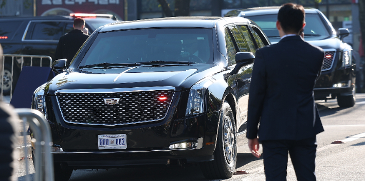 트럼프 미국 대통령이 2025 경주 아시아태평양경제협력체(APEC) 방문을 위해 방한하는 날인 29일 경북 경주시 한 임시 헬기장 인근에 미국 대통령 전용 차량인 '더 비스트'가 이동하고 있다. 연합뉴스