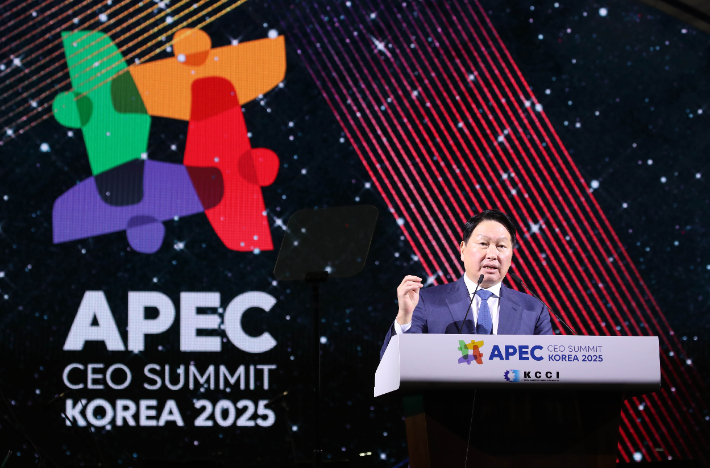 최태원 대한상공회의소 회장이 28일 경주 화랑마을 어울마당에서 열린 '2025 APEC CEO 서밋'의 첫 번째 공식 행사인 환영만찬에서 개회사를 하고 있다. 대한상공회의소 제공