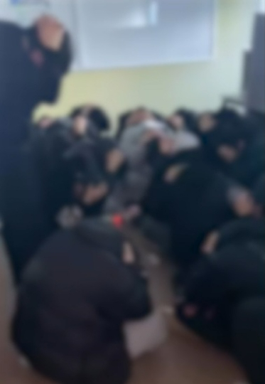 투자리딩방 사기조직원이 강도 범행 과정에서 무릎을 꿇고 있는 모습. 경기남부경찰청 제공