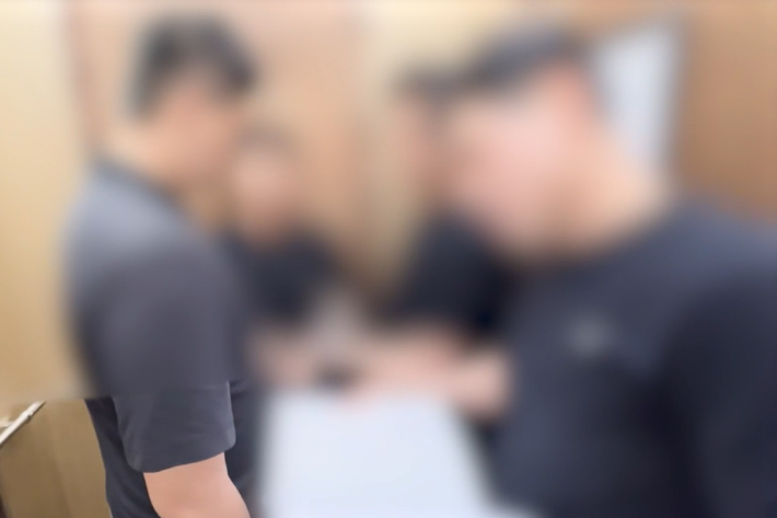 투자리딩방 사기조직 사무실의 강도 범행을 계획하고 모인 MZ 조폭을 검거하는 사진. 경기남부경찰청 제공