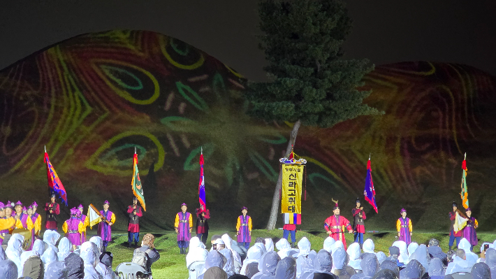 '2025 국가유산 미디어아트 경주 대릉원' 현장에서 경주시립신라고취대가 장엄한 연주로 분위기를 더하고 있다. 경주시 제공