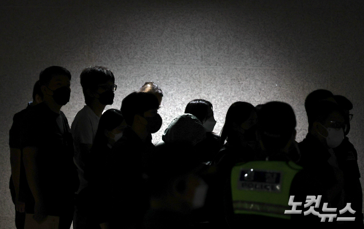 캄보디아 온라인 사기에 가담해 구금된 한국인 64명이 18일 오전 인천국제공항 제2터미널을 통해 송환되고 있다. 이들은 보이스피싱 등 국제 범죄 조직에 가담한 협의를 받고 있다. 인천공항=황진환 기자