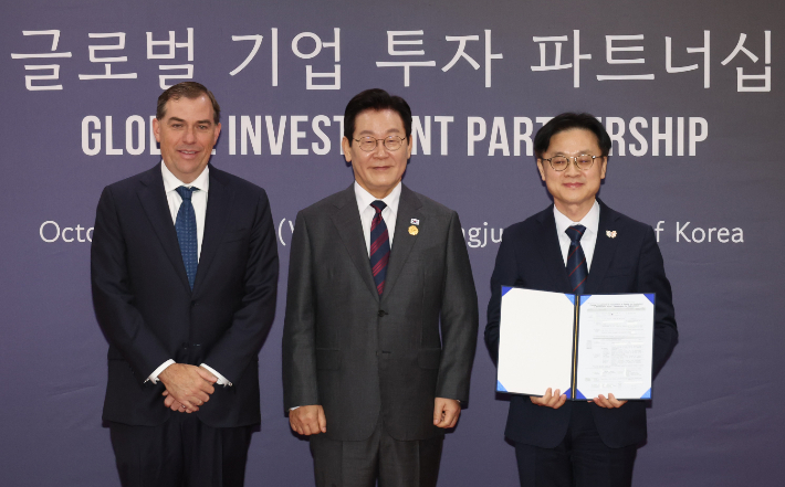 이재명 대통령이 29일 경북 경주예술의전당에서 열린 투자협약식에서 맷 가먼 아마존웹서비스(AWS) CEO, 김정관 산업부 장관과 기념촬영하고 있다. 연합뉴스