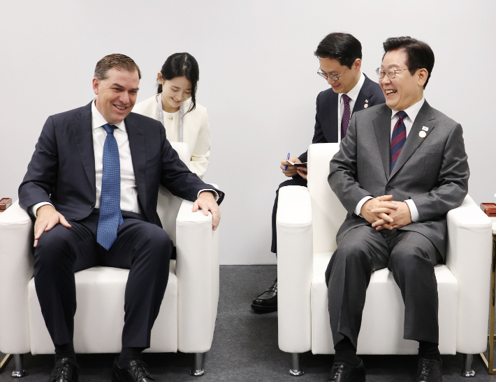 이재명 대통령이 29일 경북 경주 예술의전당에서 맷 가먼 아마존웹서비스(AWS) CEO를 접견하고 있다. 연합뉴스