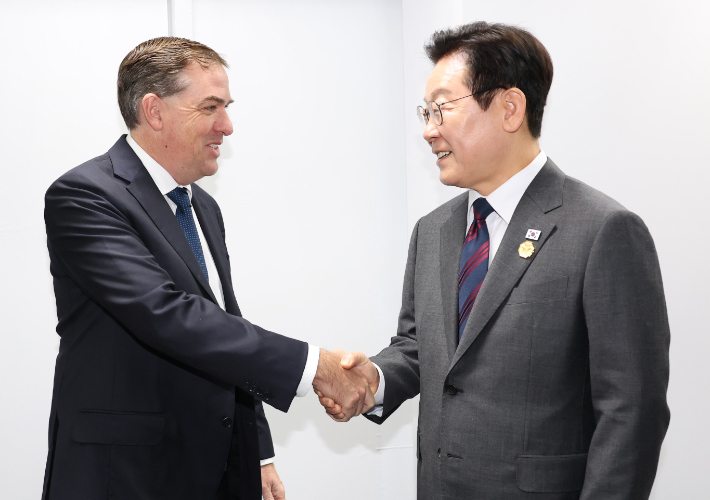 이재명 대통령과 맷 가먼 아마존웹서비스(AWS) CEO 29일 경북 경주 예술의전당에서 면담 전 악수하고 있다. 연합뉴스