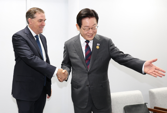 이재명 대통령과 맷 가먼 아마존웹서비스(AWS) CEO 29일 경북 경주 예술의전당에서 접견하며 자리를 안내하고 있다.  연합뉴스