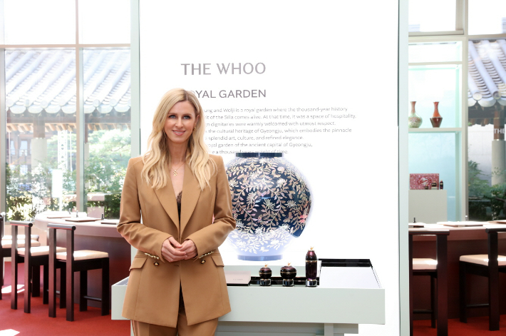 27일 LG생활건강 더후 아트 헤리티지 라운지 행사장을 방문한 니키 힐튼. LG생활건강 제공