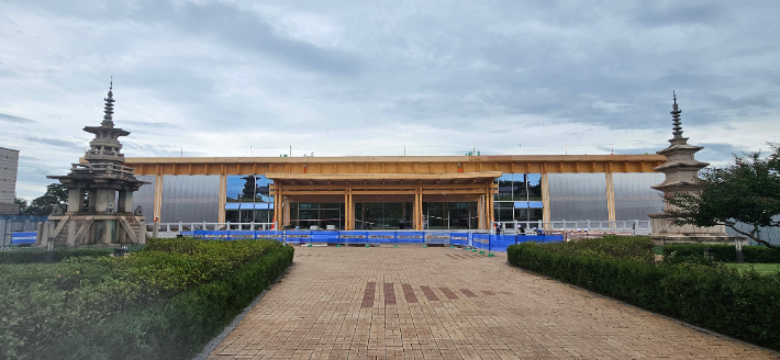 경주박물관 중정에 들어선 목조 신축건물. 세계 정상들에게 한국의 미(美)를 알리기 위해 목조를 토대로 석조계단과 처마 등의 전통적 요소를 가미해 만들어졌다. 경주시 제공