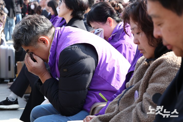 29일 오전 서울 종로구 광화문광장에서 열린 10.29 이태원 참사 3주기 기억식에서 희생자 유가족이 눈물을 보이고 있다.
