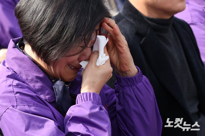 29일 오전 서울 종로구 광화문광장에서 열린 10.29 이태원 참사 3주기 기억식에서 희생자 유가족이 눈물을 보이고 있다.