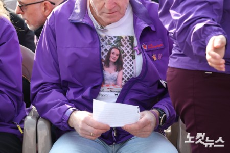 29일 오전 서울 종로구 광화문광장에서 열린 10.29 이태원 참사 3주기 기억식에서 외국인 희생자 유가족이 희생자 사진이 담긴 옷을 입고 있다.